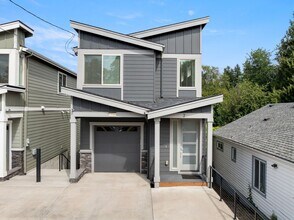 Building Photo - Upscale Three Bedroom