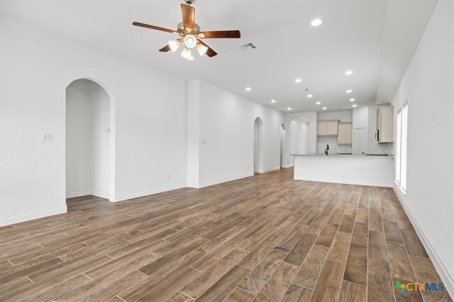 Building Photo - 1921 Creek Ridge St