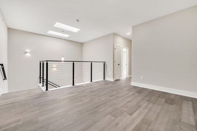 Building Photo - Absolutely STUNNING 3 Bed/ 4 Bath Townhous...