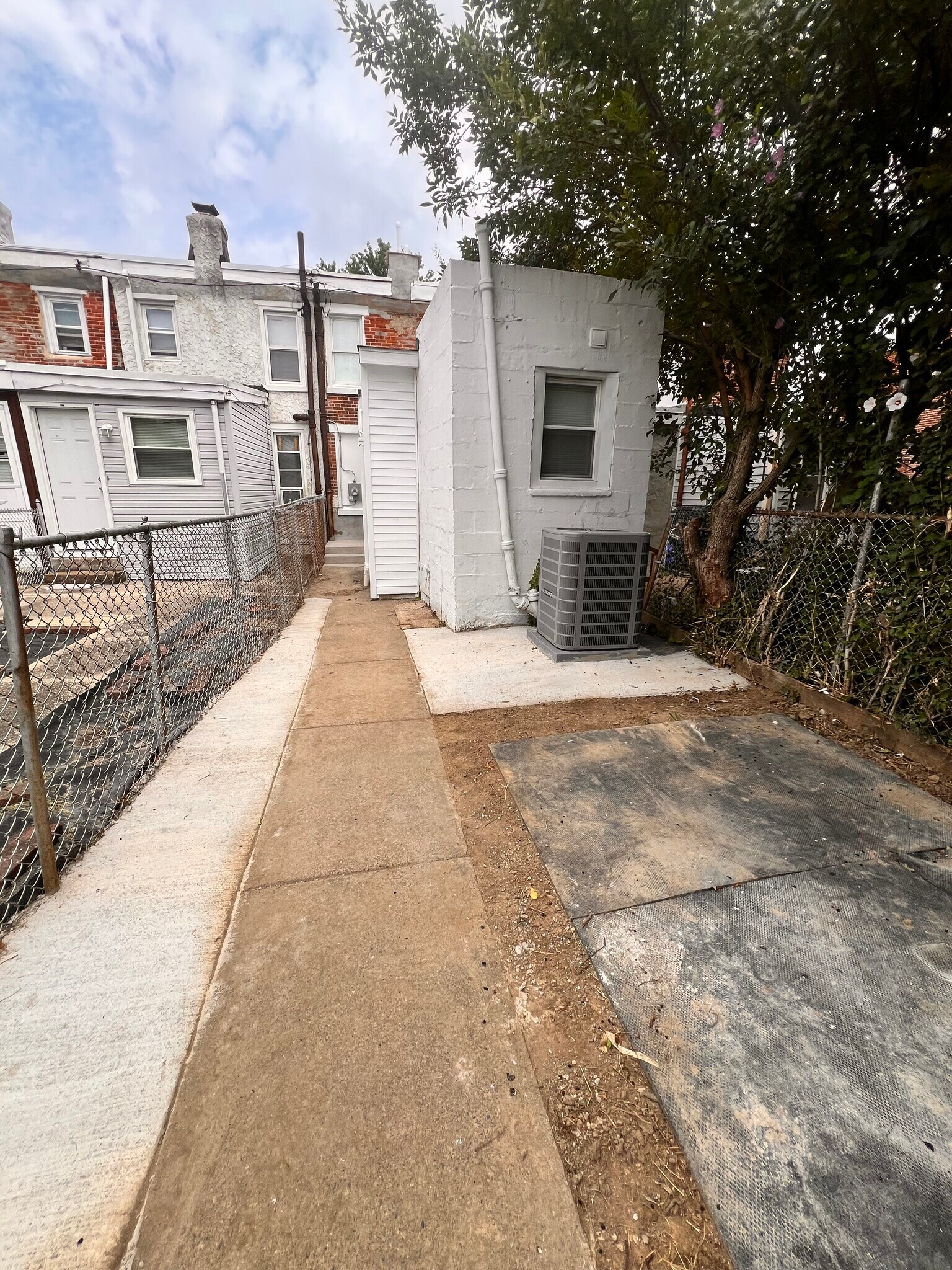 Building Photo - 1704 Tulip St