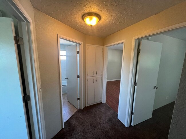 Building Photo - 3 Bedroom / 2.5 Bath Home located in Sprin...