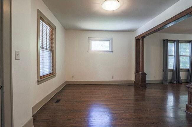 Building Photo - Beautiful 4 Bedroom Home Near Blackstone!