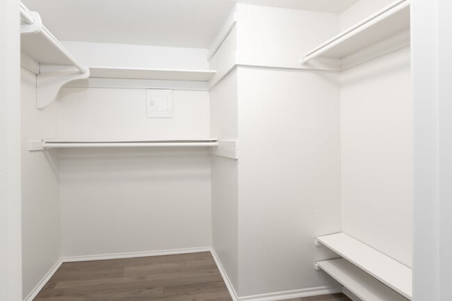 Building Photo - 1411 N Sunrise Way