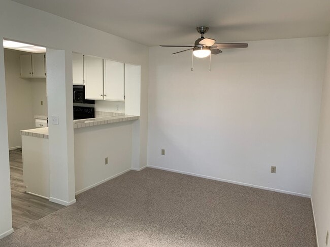 Building Photo - Light & Bright Mission Ridge Condo