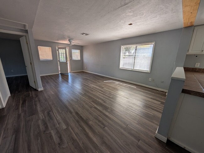 Building Photo - 1011 E Minnezona Ave