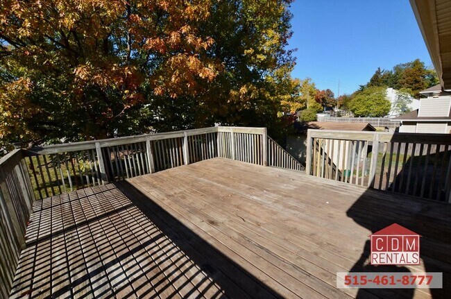 Building Photo - Wonderful Urbandale Home