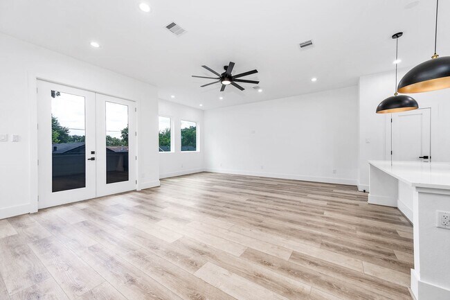 Building Photo - 313 N Nagle St