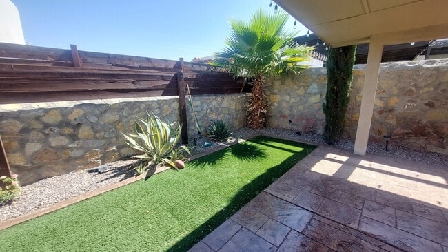 Building Photo - Backyard Oasis!!!  Beautiful 4 bedroom 2.5 bathroom 2 story home on corner lot!
