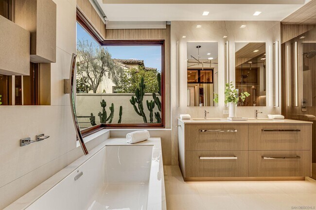 Building Photo - 8070 La Jolla Scenic Dr N