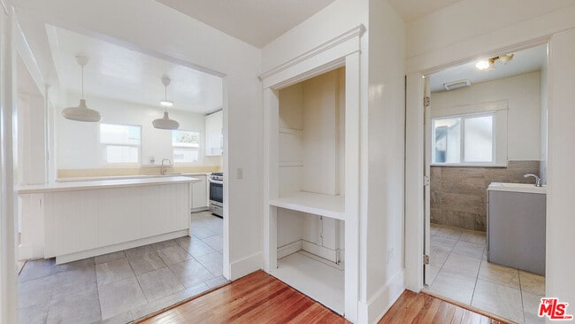 Building Photo - 1436 S Norton Ave