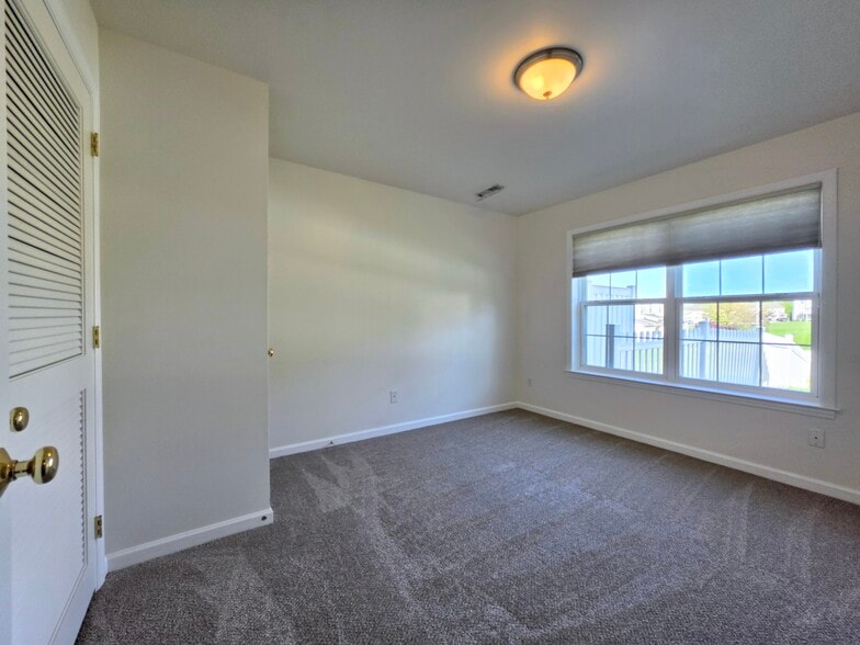 Building Photo - 521 Fox Ridge Ln