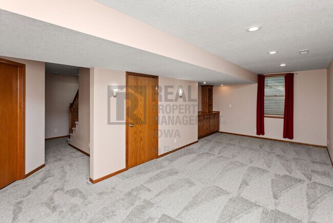 Building Photo - 8912 Highland Oaks Dr