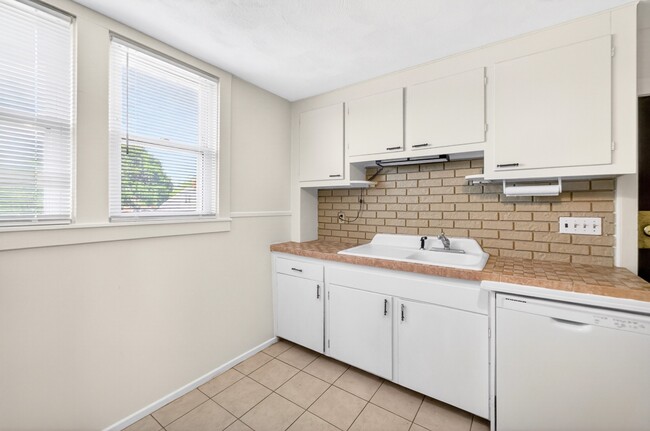 Building Photo - 565 Academy Ave