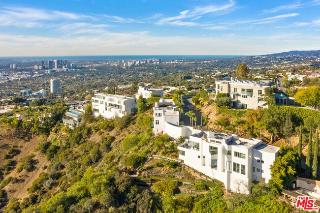 Building Photo - 2231 Sunset Plaza Dr