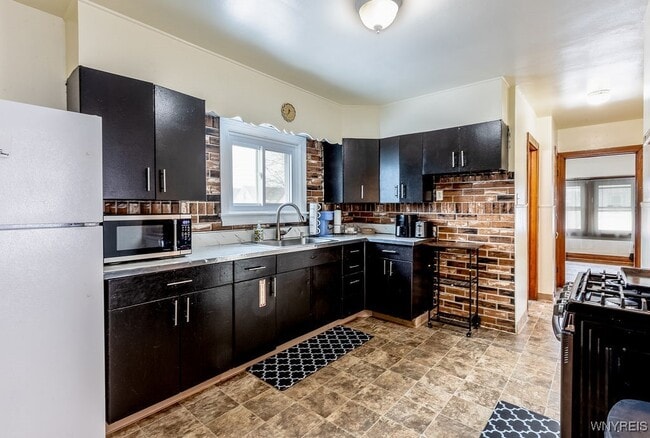 Building Photo - 38 Alexander Ave