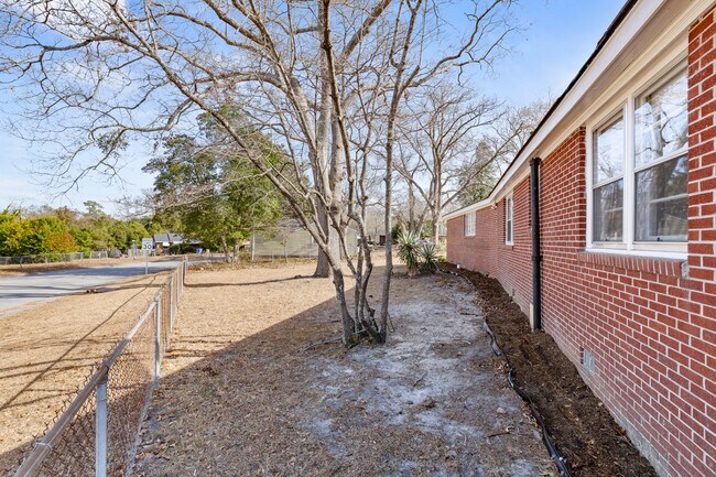Building Photo - 409 Wilkes Rd