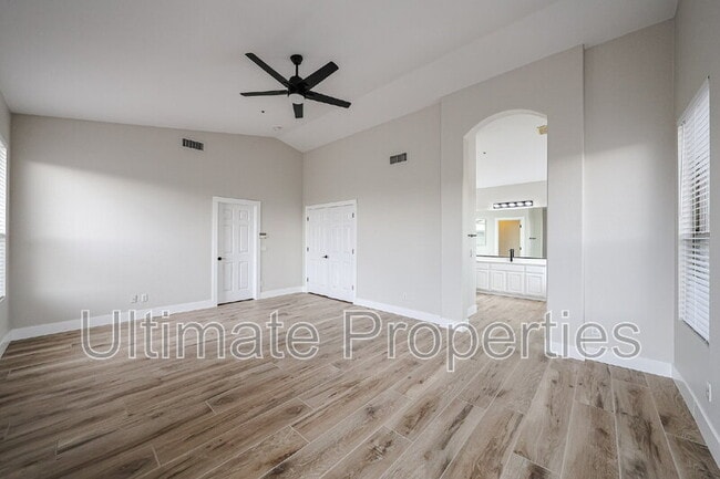 Building Photo - 6033 E Smokehouse Trail