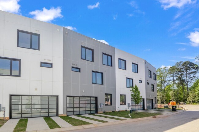 Building Photo - Luxury 3 Bed Townhome in Durham RTP