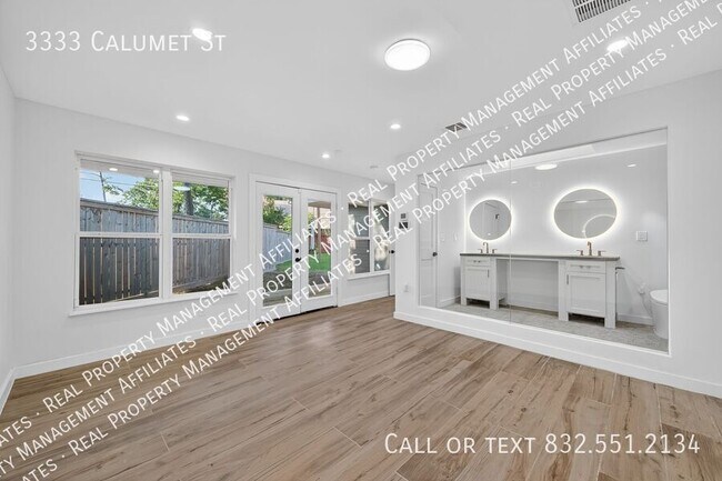 Building Photo - 3333 Calumet St