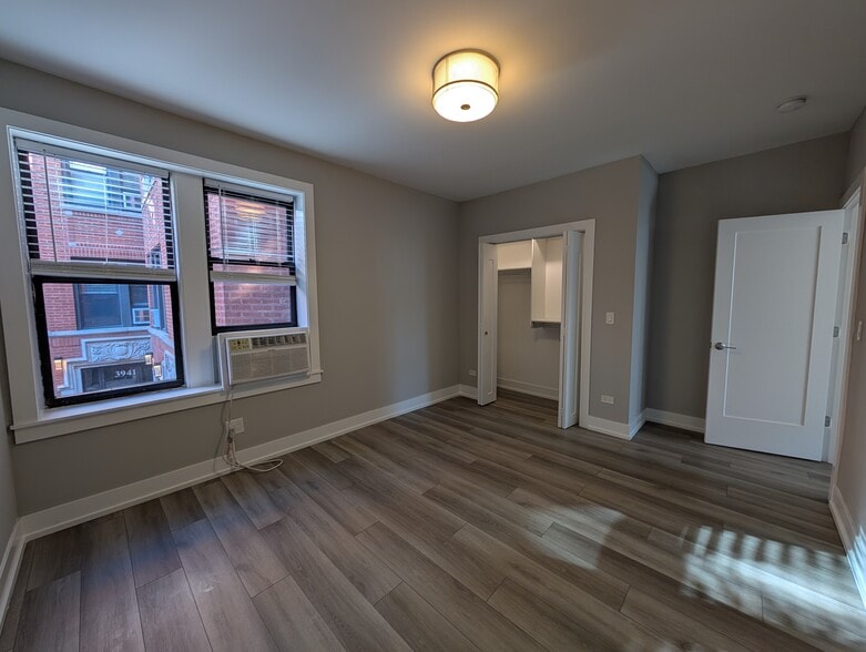 Building Photo - 3935 N Janssen Ave