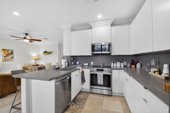 Building Photo - 320 Via Villagio