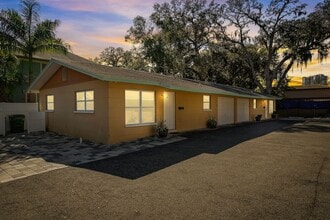 Building Photo - 2 Bed / 1 Bath Cozy Downtown Duplex Apartment