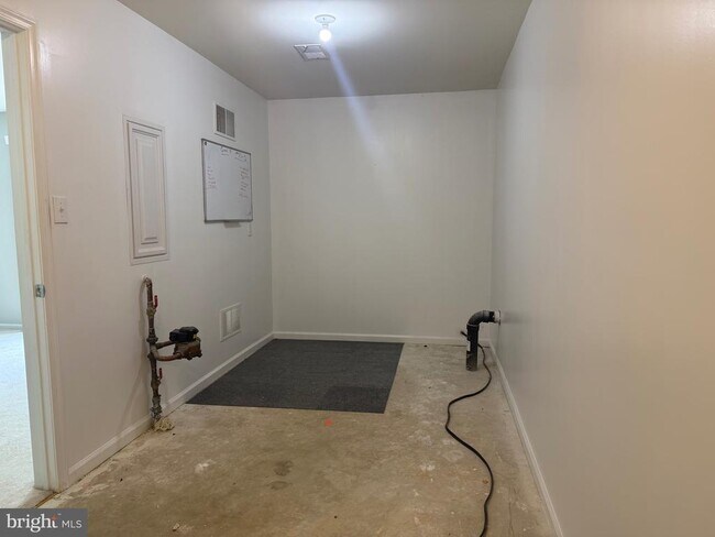 Building Photo - 121 Acorn Dr