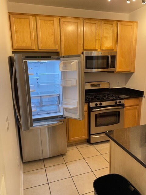 Kitchen, French door fridge - 4860 Eisenhower Ave