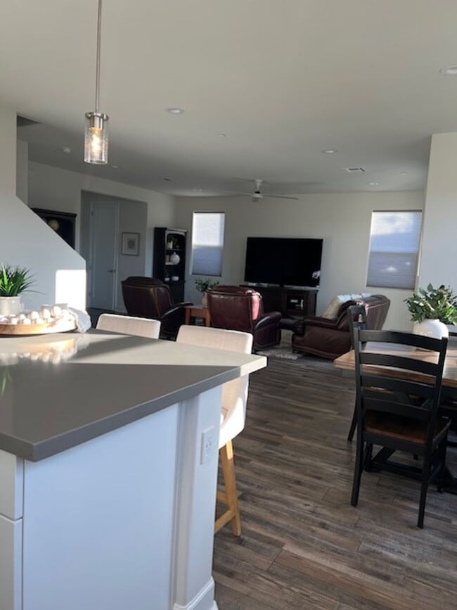 Building Photo - Beautiful 4Bed/3Bath home in San Luis Ranch