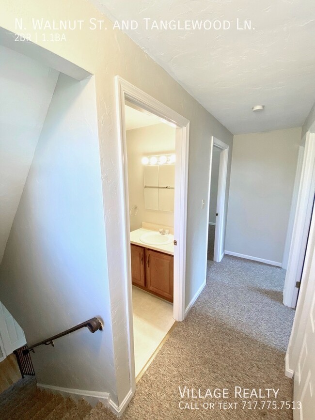 Building Photo - Spacious END-UNIT 3-BR Townhome in Dallast...