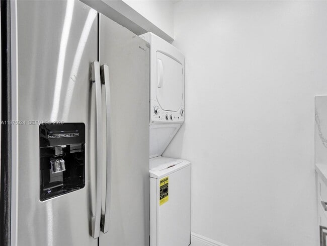 Building Photo - 10051 Winding Lake Rd