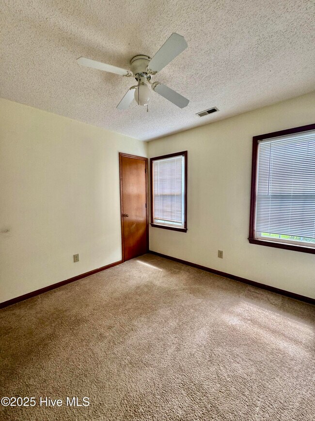 Building Photo - 1001 Pintail Ct