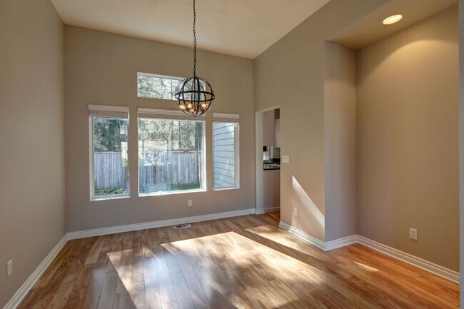 Building Photo - Beautiful 3bd, 2.5ba Home in Klahanie Avai...