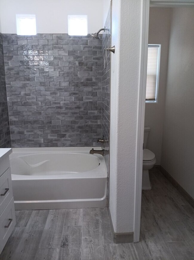 Building Photo - Newly-renovated 3 bedroom, 2 bathroom in Los Lunas! All new appliances! HUGE yard! Showings avail...