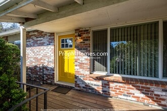 Building Photo - Two Bedroom Charmer in the Heart of Oregon City - Garage Included!