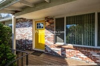 Building Photo - Two Bedroom Charmer in the Heart of Oregon City - Garage Included!