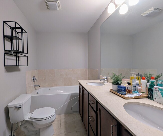 Building Photo - 2518 N Willetts Ct