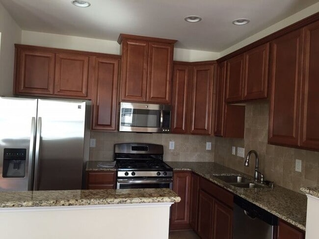 Building Photo - Gorgeous 3 Bedroom townhome in Steelcreek!