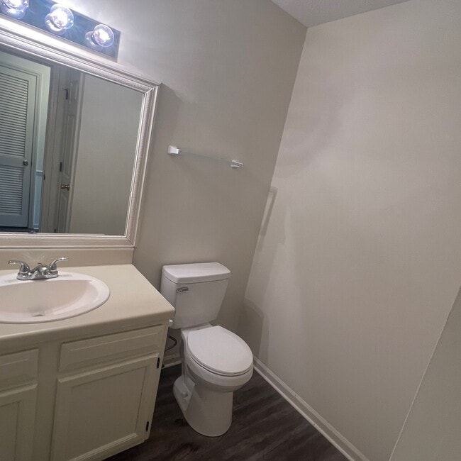 Building Photo - 2700 Thackery Rd