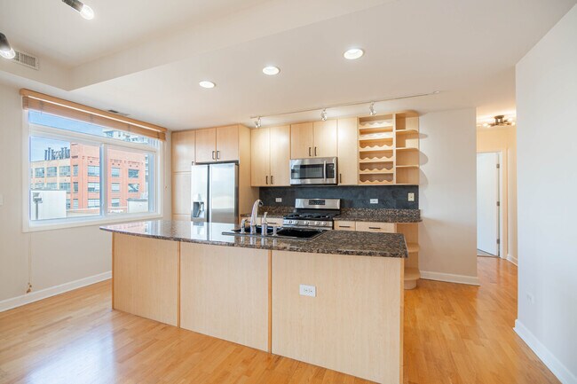 Building Photo - 680 N Green St