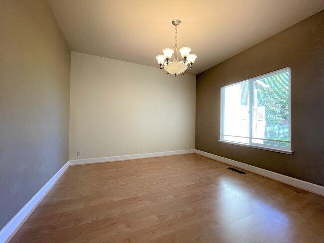 Building Photo - 929 Yosemite Dr