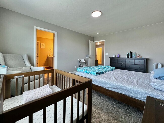 Building Photo - 4 Bed 3 Bath Available August 1st in Windsor!!!