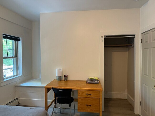 Building Photo - Student House, 6/1