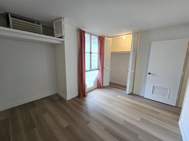 Building Photo - Large 2br/2ba/1pkg Condo near Blaisdell!