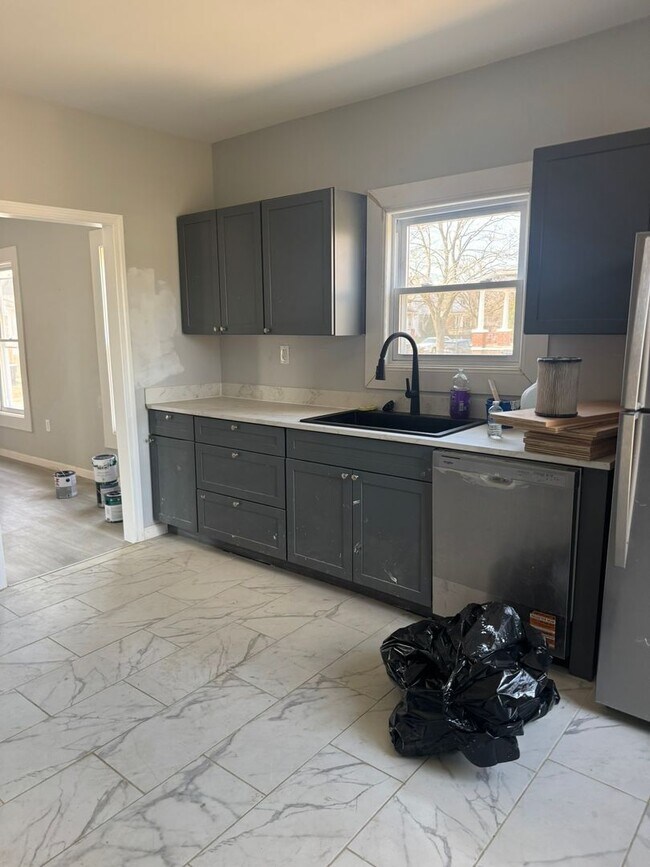 Building Photo - Fully Updated 3 Bedroom - 1 bathroom - $1,375