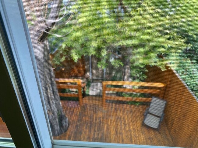 Building Photo - 2 bedroom, 1.5 bath Townhome  $1600/month