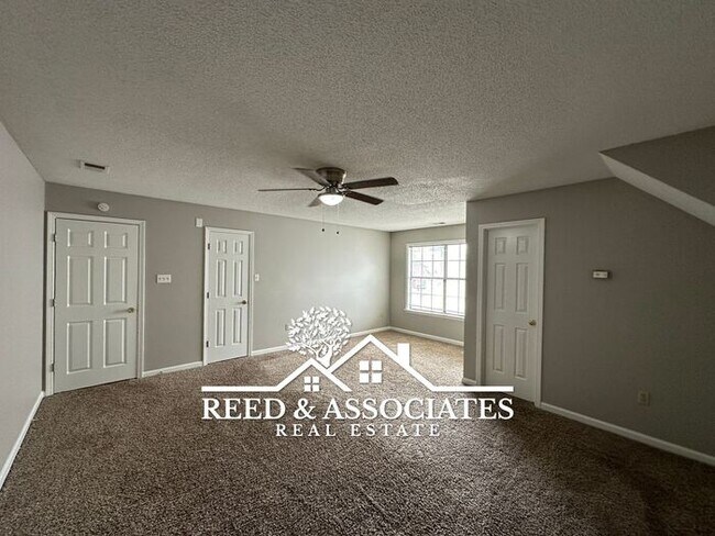 Building Photo - Charming Town Home with FRESH NEW PAINT!