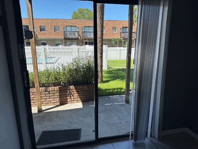 Building Photo - Newly Renovated 2 bedroom Townhouse