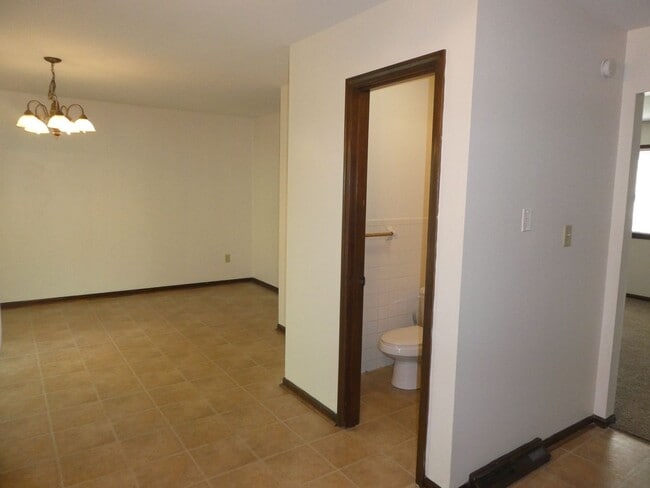 Building Photo - 1409 Joann St