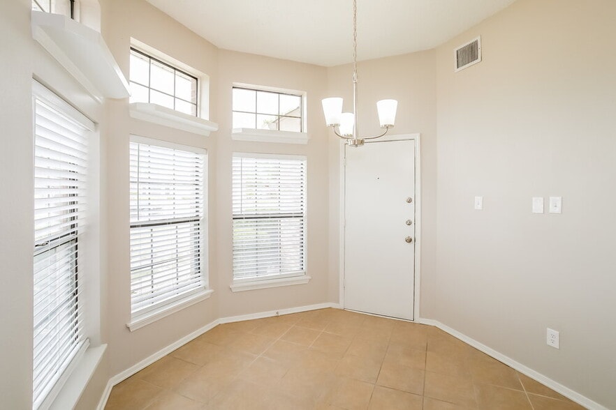 Building Photo - 605 Cox St